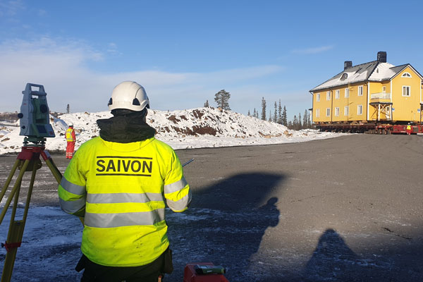 Mätning vid ett gult hus