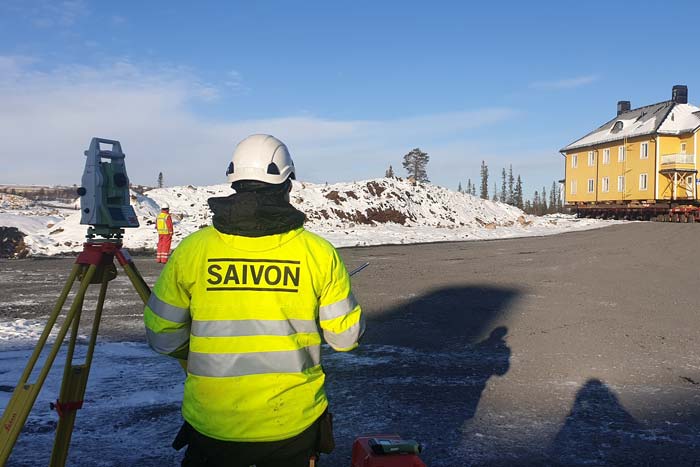 Mätning vid ett gult hus